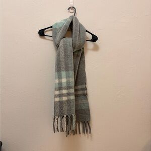 Uniqlo Gray and Cream Checkered Scarf